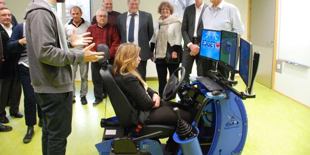 les-differents-partenaires-du-projet-ont-inaugure-le-simulateur-de-conduite-le-26-novembre.jpg